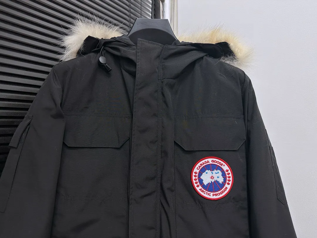 P780 Top Purchasing Version (Wolf Hair Optional) 🇨🇦CANADA GOOES 24 new models 08 models/couple models Factory direct supply: supplying global purchasing agents, micro-business, entities, Tmall, high-end stalls and studio cooperation, free shipping! Canada Goose Expedition Parka 2008 is the same style for men and women. It is mid-length and the most timeless classic. All Arctic and Antarctic scientific expedition teams choose Canada Goose as their cold-proof equipment. It is the Rolls-Royce of down jackets. ➖ Industry-leading anti-counterfeiting chip sensing. ➖ Imported Behringer embroidery machines and customized embroidery labels, the highest level and industry leading. ➖ Imported Korean 21-count polyester-cotton blended original fabric, TC85 waterproof coated fabric, water-repellent, windproof and wear-resistant. ➖ The new national standard 80 white duck down is filled with an average of 520 grams of down. The amount of down filled is industry-leading. ➖ 100% nylon lining with double double-layer sealing design to prevent velvet running, and seamless thread design on the cuffs! ➖ Western Canadian Green Wolf Collar. ➖ Yoshida YKK provides original factory-customized electroplated sliders. YKK two-way lockable zippers are tight and smooth and do not peel off paint. ➖ 3M composite Velcro is durable and the accessories and hardware are all custom-made. Note: Our copywriting is only simple and clear. Instead of bragging about the copywriting, it is better to compare and understand with samples. Only for the purest goose, the most dedicated, the most professional, the highest quality, the highest cost performance!  Size:XS-XXL